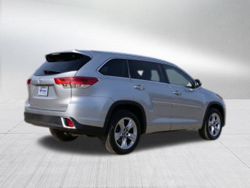Used 2019 Toyota Highlander Limited image 3