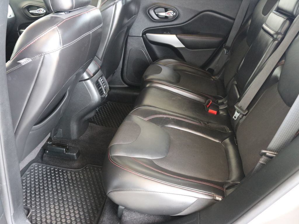 Used 2018 Jeep Cherokee Trailhawk AWD/4WD image 32