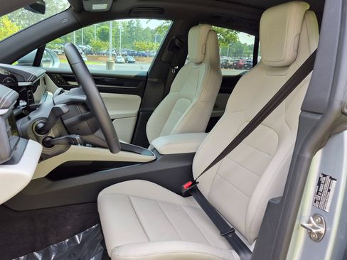 Certified 2025 Porsche Macan Electric RWD image 5
