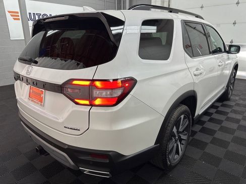 Used 2025 Honda Pilot Touring image 10