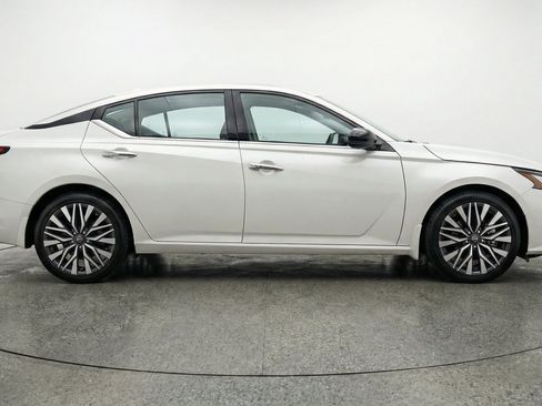 Used 2025 Nissan Altima 2.5 SV FWD image 11