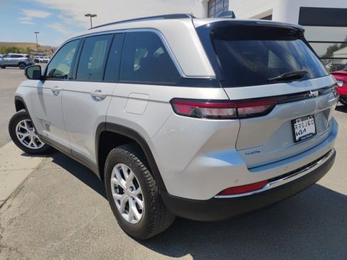 Used 2022 Jeep Grand Cherokee Limited image 3