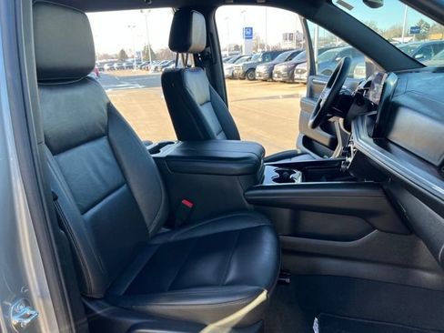 Used 2025 Chevrolet Suburban Z71 AWD/4WD image 17