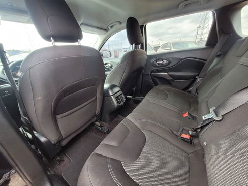 Used 2019 Jeep Cherokee Latitude w/ Popular Appearance Group image 8