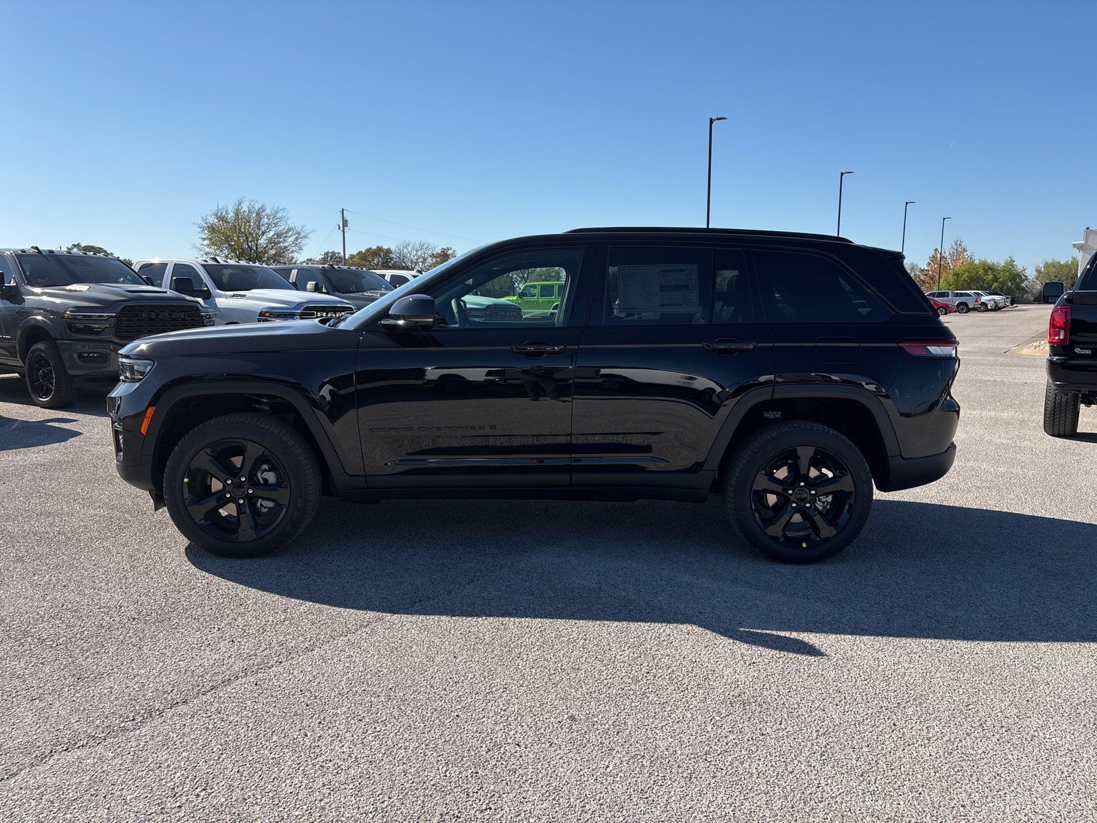 New 2025 Jeep Grand Cherokee Limited w/ Luxury Tech Group II AWD/4WD image 2