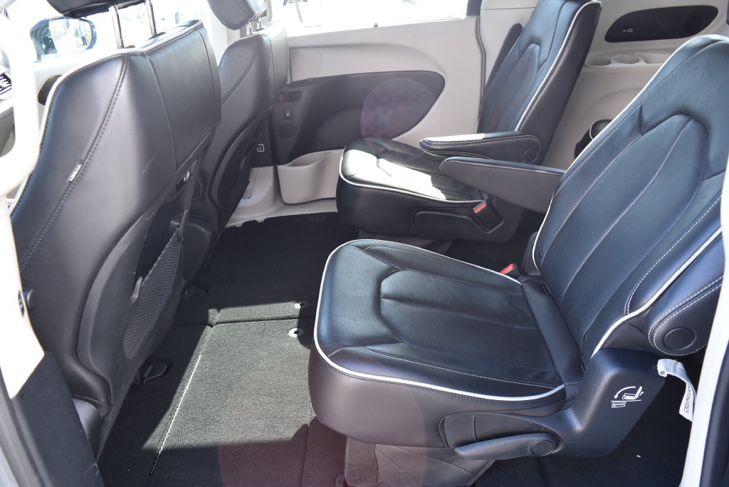 Used 2023 Chrysler Pacifica Limited FWD image 10