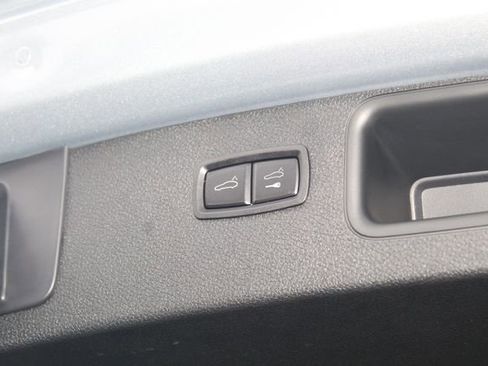 Certified 2025 Porsche Macan image 13