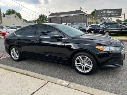 Used 2018 Ford Fusion SE w/ Fusion SE Technology Package image 3