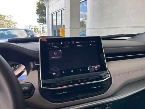 Used 2025 Jeep Compass Limited image 31