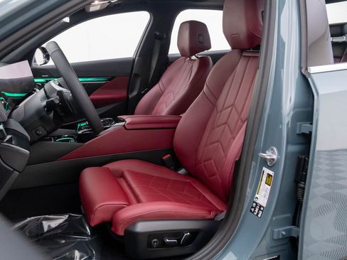 Used 2025 BMW 540i xDrive w/ Premium Package image 16