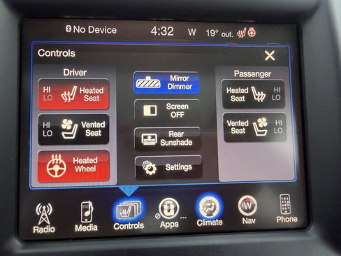 Used 2016 Chrysler 300 C image 15