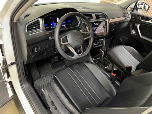 Used 2022 Volkswagen Tiguan SE FWD image 3