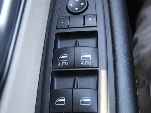 Used 2024 Chrysler Pacifica Touring-L FWD image 23