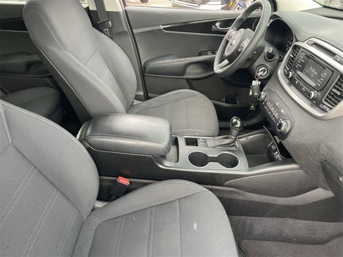 Used 2017 Kia Sorento LX image 11