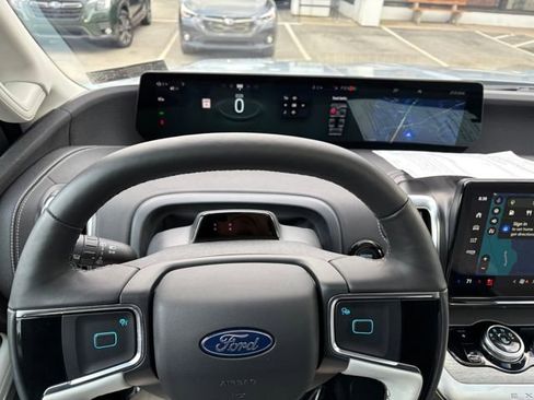 Used 2025 Ford Expedition Platinum w/ Driver's Package image 21