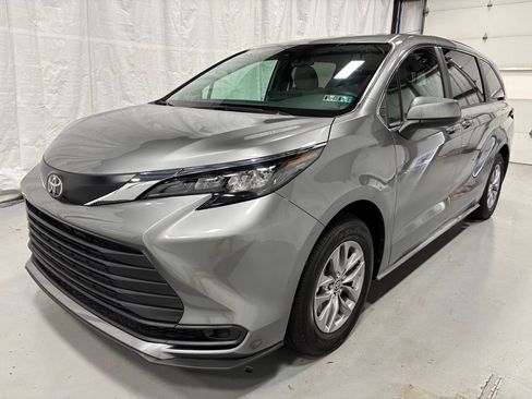 Used 2026 Toyota Sienna LE FWD image 3