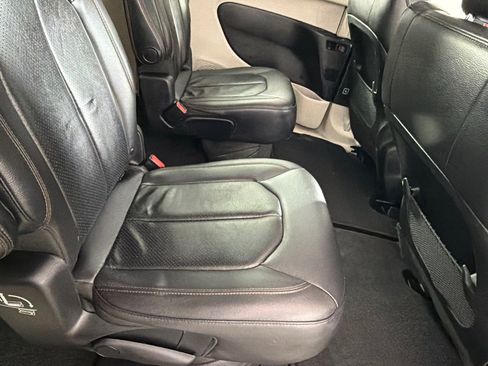 Used 2019 Chrysler Pacifica Touring-L FWD image 21