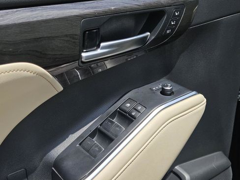 Used 2024 Toyota Highlander Platinum FWD image 28