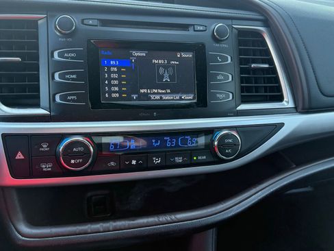 Used 2015 Toyota Highlander LE image 16