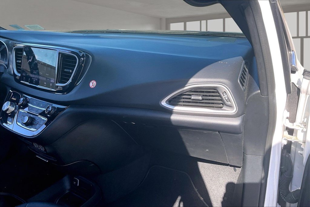 Used 2025 Chrysler Pacifica Select FWD image 25