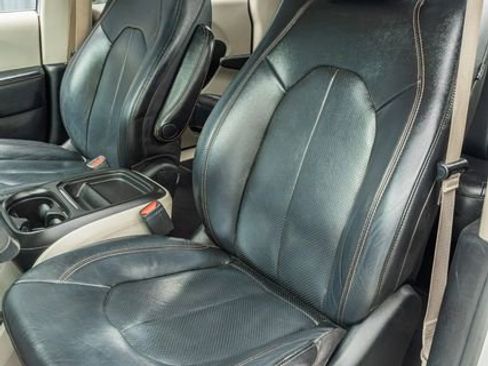 Used 2019 Chrysler Pacifica Touring-L image 19