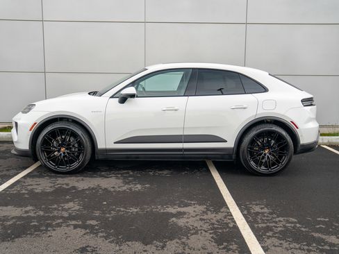 Certified 2025 Porsche Macan Electric image 2