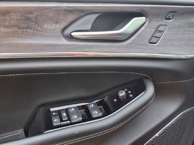 Used 2023 Jeep Grand Cherokee Overland w/ Luxury Tech Group IV AWD/4WD image 6