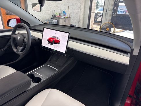 Used 2022 Tesla Model Y Long Range image 55
