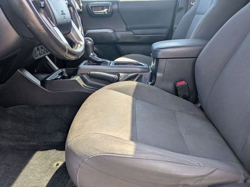 Used 2017 Toyota Tacoma TRD Sport AWD/4WD image 12