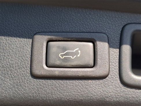 Used 2017 Subaru Forester 2.5i Premium image 10