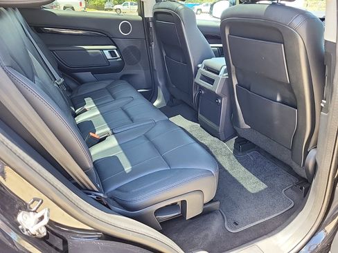 Used 2019 Land Rover Discovery SE image 11