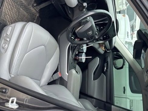 Used 2021 Toyota Highlander XLE image 18