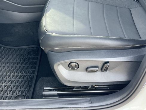 Certified 2022 Volkswagen Taos SE image 17