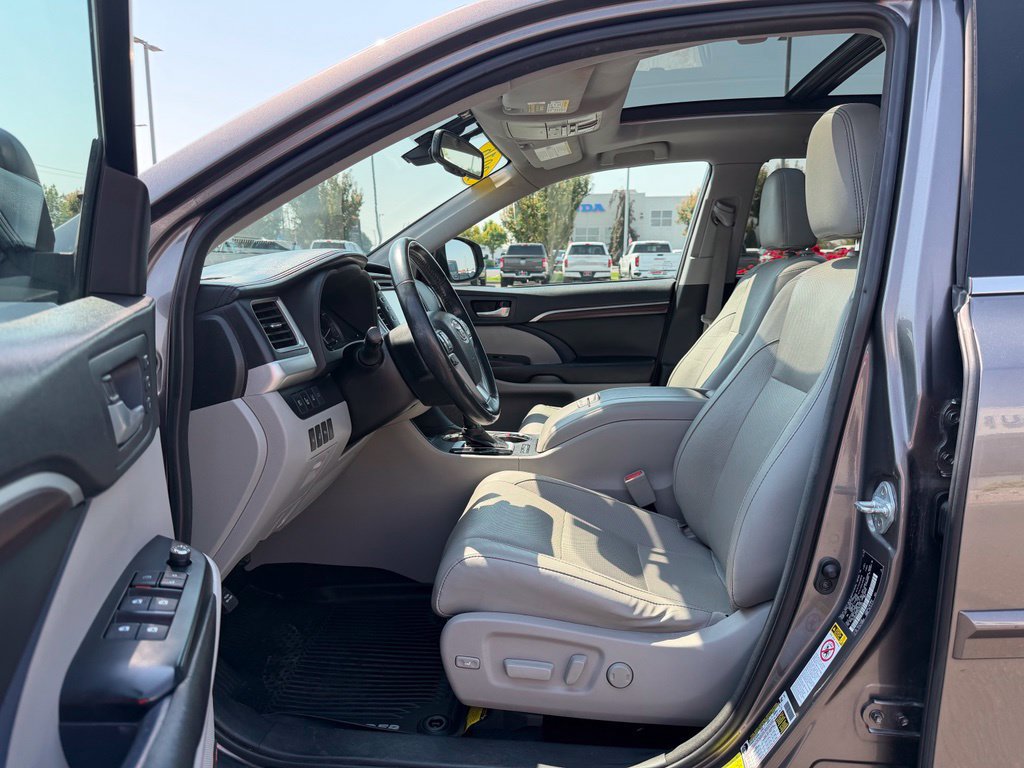 Used 2016 Toyota Highlander Limited Platinum AWD/4WD image 16