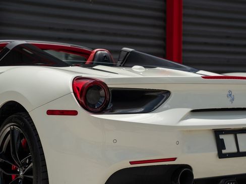 Used 2018 Ferrari 488 Spider RWD image 9