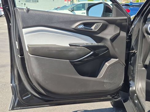 Used 2025 Chevrolet Trax LT FWD image 12