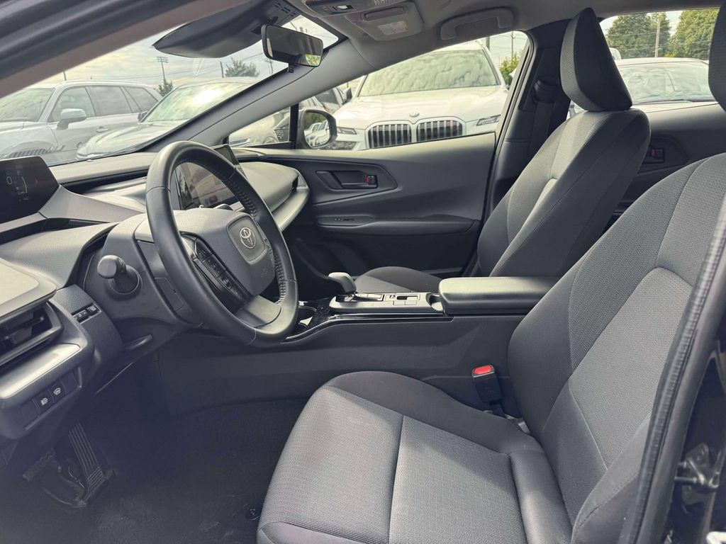 Used 2025 Toyota Prius LE FWD image 17
