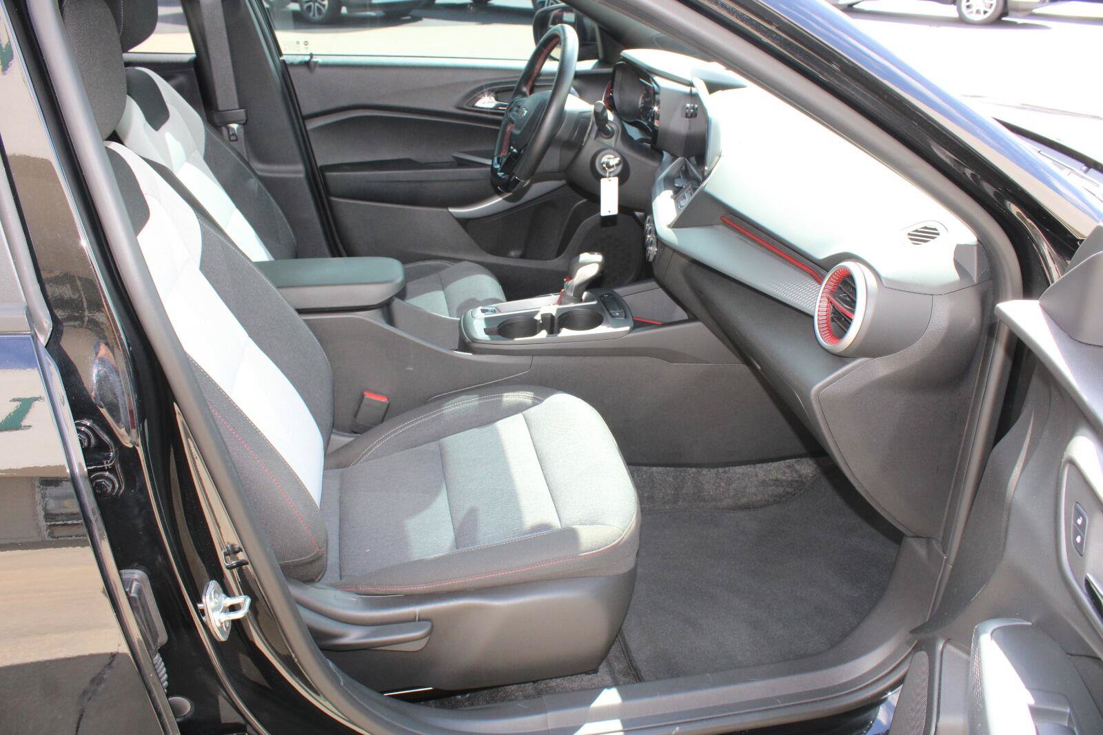 Used 2024 Chevrolet Trax RS FWD image 22