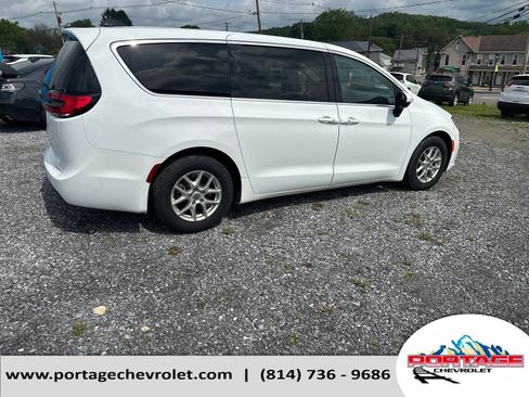 Used 2023 Chrysler Pacifica Touring-L FWD image 7