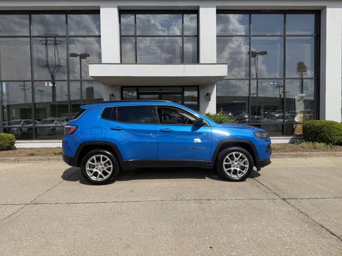 Used 2022 Jeep Compass Latitude w/ Sun and Sound Group AWD/4WD image 3