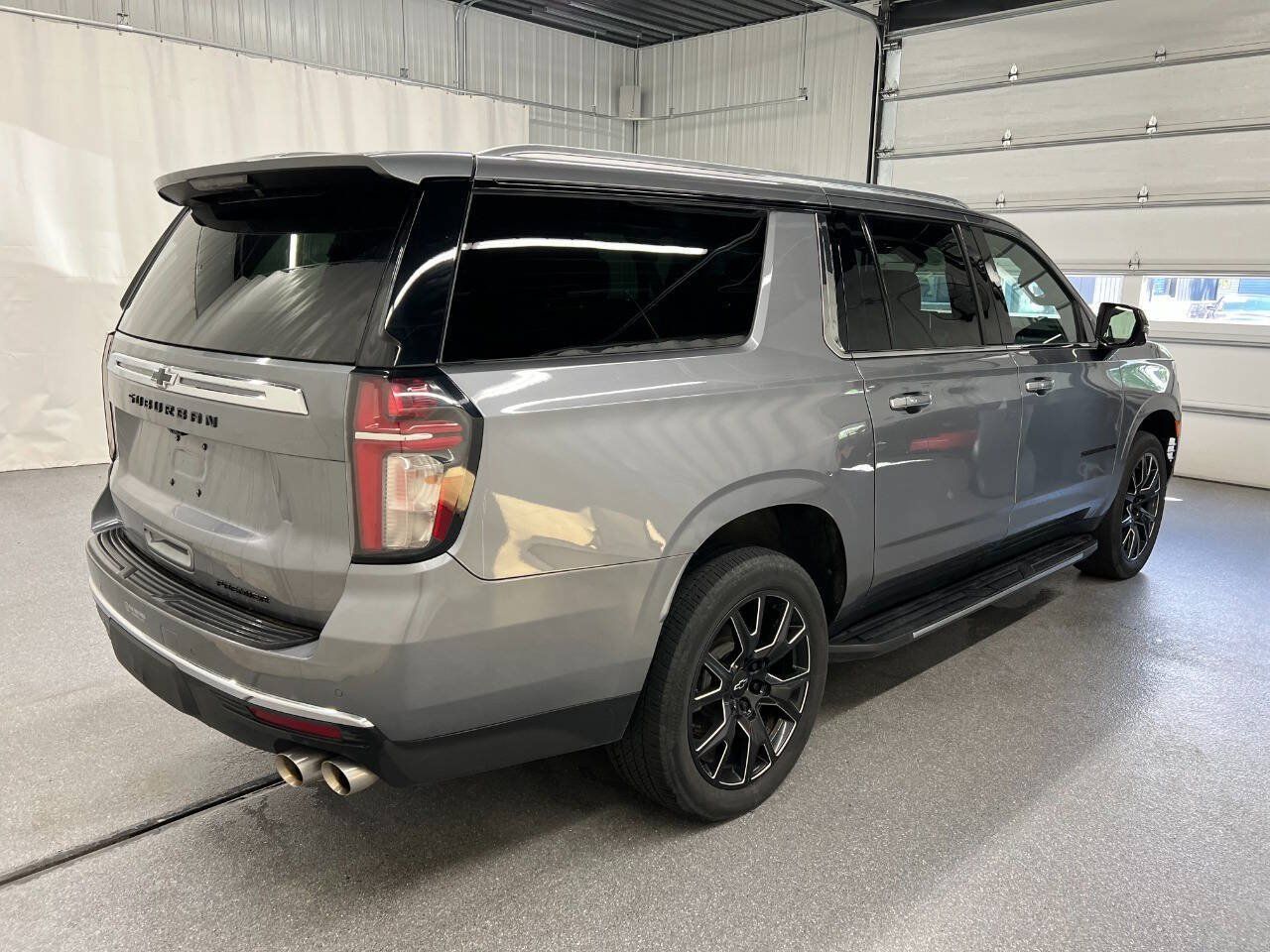 Used 2021 Chevrolet Suburban Premier w/ Premium Package AWD/4WD image 4