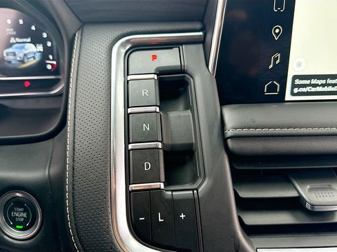 Used 2024 GMC Yukon XL SLT w/ SLT Luxury Package image 11