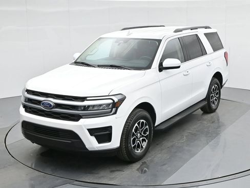 Certified 2024 Ford Expedition XLT RWD image 44