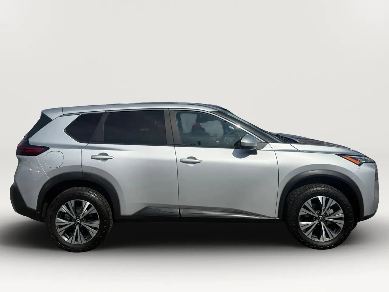 Used 2023 Nissan Rogue SV AWD/4WD image 2