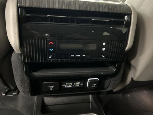 Used 2022 Jeep Wagoneer Series III w/ Premium Group I image 9