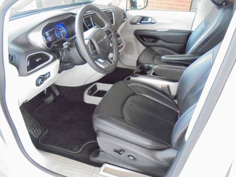 Used 2024 Chrysler Pacifica Touring-L FWD image 7