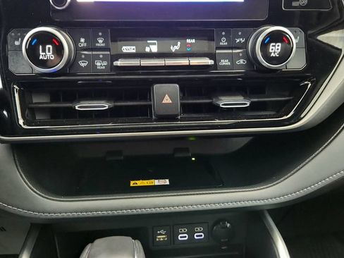 Used 2023 Toyota Highlander XLE AWD/4WD image 32