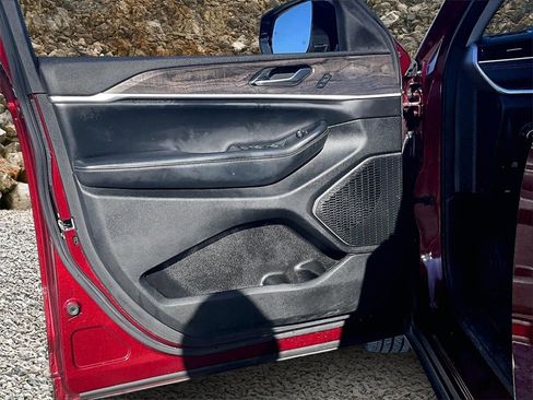 Used 2023 Jeep Grand Cherokee Limited image 20