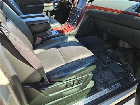 Used 2012 Cadillac Escalade Premium image 24