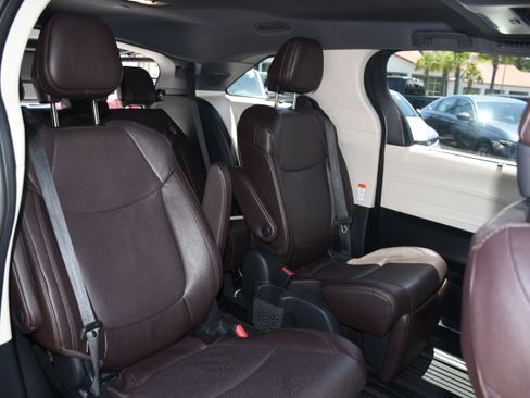 Certified 2023 Toyota Sienna Platinum FWD image 21